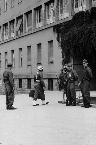 niversiteler askerlerin kontrol altnda.