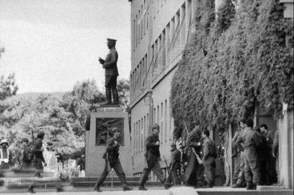 niversitelerde artk askerler vard.