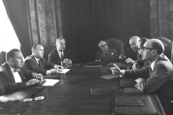 stanbul niversitesindeki profesrler darbeden sonra toplantda.