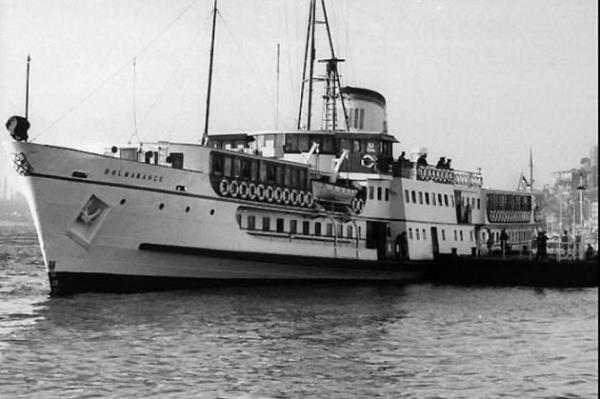 Yarglamalar srerken Dolmabahe'den kalkan vapur Yassada'ya doru yola kyor.