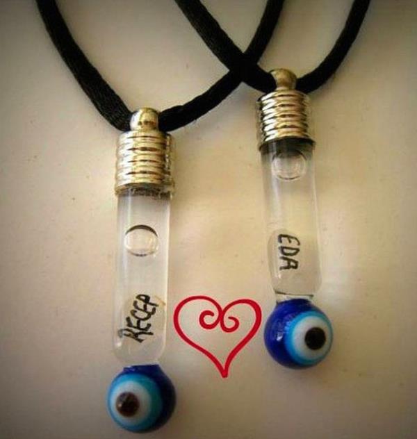 <p>16. sim yazl pirin kolye </p>  Ne sama diyebilirsiniz ama bir dnem takmayanlar dvdmz biliriz.