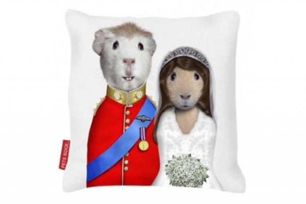 Hayvanlar nllere benzetilirse nasl olur merak ediyor musunuz? Takkoda adl bir firma nllere benzettii hayvanlarn fotoraflarn yastklara, fincanlara, anahtarlklara ve aklnza gelebilecek tm hediyelik eyalara koyuyor. te dnyaca tannm kiilere benzetilmi hayvanlar, bakalm kim olduklarn karabilecek misiniz?..