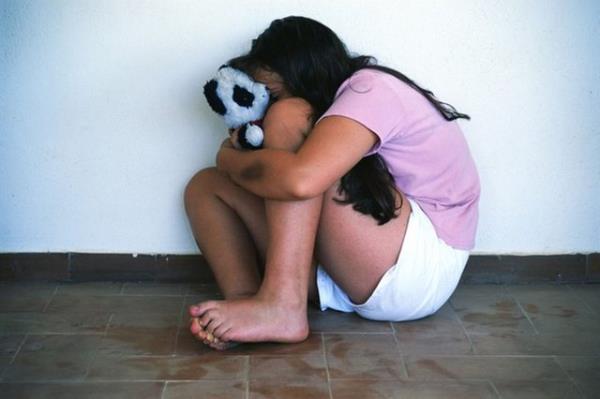 ocuklarn yzde 73.7'si ise duygusal iddete (Sevdii bir eyin yasaklanmas, temel ihtiyalarn kesilmesi, bir odaya kilitlemek, barmak, tehdit etmek vb.) uruyor.