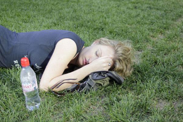 Sabah uyandnzda, gece yatarkenki halinize kyasla 1 cm daha uzun olursunuz. Bunun sebebi omurganzdaki kkrdan gn boyunca yavaa skmasdr.