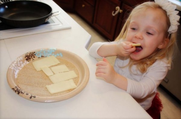 <b>Beyaz di�ler i�in peynir yiyin:</b> Peynirin i�indeki kazein ve whey protein mineral kayb�n� azaltarak di� minenizi koruyacakt�r.