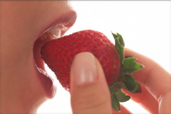 <b>Yiyecekler di�lerinizde leke yapabilir ya da di�lerinizi parlatabilir:</b> �ileklerin di�leri beyazlat�c� �zelli�i vard�r. Kahve ve sigaradan sonra di�lerinizi hemen f�r�alamak yararl�d�r.