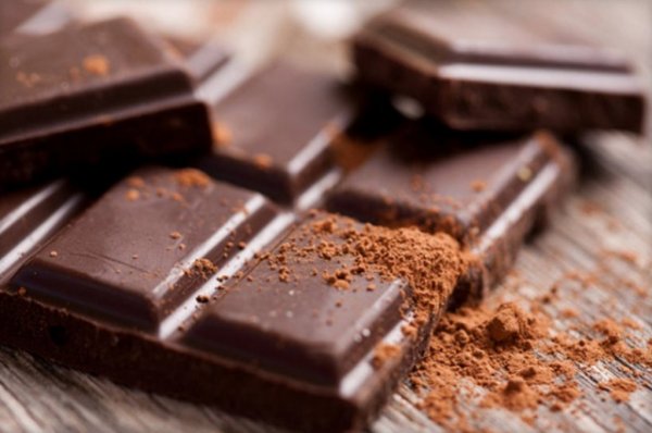 �ikolata, asitli i�ecekler, �ay, so�an ve sar�msak, s�t �r�nleri, domates, asitli meyveler ile baharatl�, ya�l� ya da k�zart�lm�� yiyecekler refl�y� tetikleyece�i i�in bu g�dalardan uzak durun.