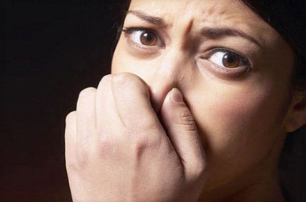 A�z�n�z�n sa�l�kl� olmas� i�in t�k�r��e ihtiyac� vard�r, fakat anti-depresanlar, y�ksek tansiyon ila�lar� ve alerji tedavisinde kullan�lan antihistamin gibi bir�ok ila� t�k�r���n�z� kurutur. �la�lar en yayg�n a��z kurulu�u nedenidir. A�z�n�z� nemli tutmak i�in, s�v� al�m�n�z� artt�r�n, yapay t�k�r�k �retmeyle ilgili olarak di� hekiminizle konu�un ya da yemekten sonra �ekersiz sak�z �i�neyin.