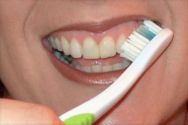 Di�lerinizi f�r�alarken de di� f�r�as�n� di�eti s�n�r�n�za 45 derecelik a��yla tuttu�unuzdan emin olun. Daha sonra ileri geri nazik�e f�r�alay�n.