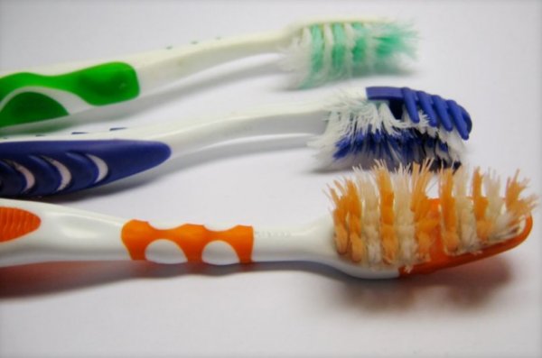 Di� f�r�as�n�n k�llar� zaman ge�tik�e y�pran�r, yass�la��r ve a��n�r. Daha parlak bir g�l��e sahip olmak istiyorsan�z normal di� f�r�alar�n�z� her 3-4 ayda bir de�i�tirin ve elektrikli di� f�r�alar� i�in ise �retici firman�n tavsiyelerini uygulay�n.