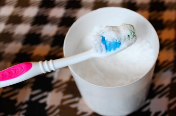 <b>Kabartma tozuyla lekeleri ��kar�n:</b> Kahve, �ay gibi di�lerinizde leke yapacak yiyecek ve i�ecekleri seviyorsan�z di�lerinizi ayda 2 kez kabartma tozuyla f�r�alamay� deneyin.