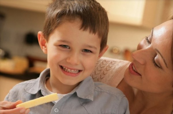 <b>Beslenmenizde D vitamini i�eren g�dalar yemeyin unutmay�n.</b> D vitamini kalsiyumun daha iyi emilmesine yard�m eder. S�t, yumurta sar�s� ve bal�kta bol miktarda D vitamini vard�r.