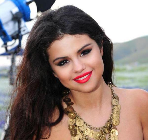 <p><b>10. Selena</b></p>  Yine Trke olmayan ancak Trke rnekleri de bulunan Selena ismi gerek Selena Gomez gerekse de Selena dizisi ile hatr saylr bir poplasyona ulaacak.