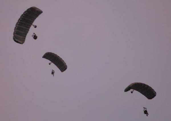 Gece safhas� ikinci kez bas�n mensuplar�na a��k ger�ekle�tirilen tatbikat, icra faaliyetlerinin anlat�lmas�n�n ard�ndan SAT ve SAS komandolar�n�n denizden, �zel Kuvvetler Komutanl��� personelinin de havadan ��karmas�yla ba�lad�