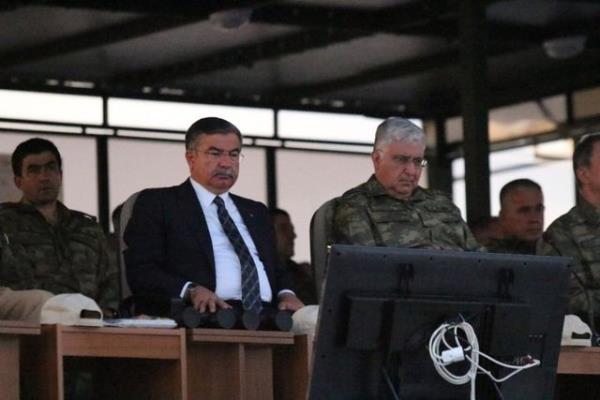 Se�kin g�zlemci g�n�n�n gece b�l�m�ne kat�lan Milli Savunma Bakan�, Genelkurmay Ba�kan�, askeri birliklerin havadan ve karadan icra etti�i faaliyetleri yerinde ilgiyle izledi.