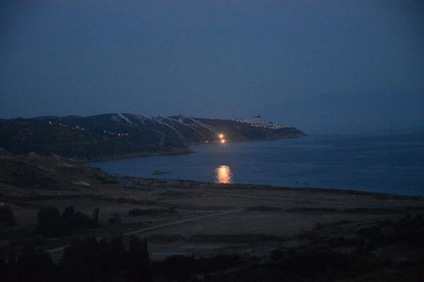 Karaya, temsili deniz top�u at��lar�n�n yap�lmas�n�n ard�ndan, F16 u�aklar� da, belirlenen hedefleri sorti yap�p vurdu. Kobra helikopterleri de, kendileri i�in belirlenmi� olan hedeflere at�� yapt�ktan sonra deniz taarruz at��lar� yap�ld�.