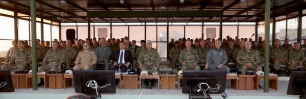 Ge�en y�llarda oldu�u gibi Do�anbey Mevkisi'ndeki arazide ger�ekle�tirilen tatbikata, Milli Savunma Bakan� �smet Y�lmaz, Genelkurmay Ba�kan� Orgeneral Necdet �zel, kuvvet komutanlar�, yabanc� �lkelerden 51 g�zlemci kat�ld�.