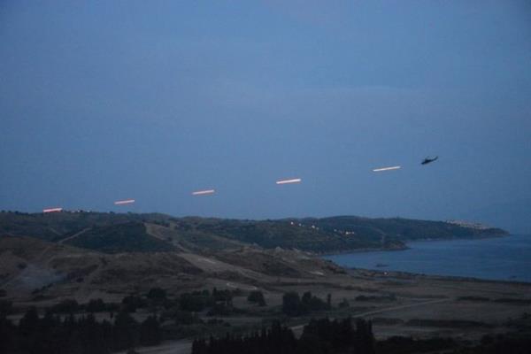 Bu s�rada, SAT ve SAS komandolar� denizdeki may�nlar� tespit edip temizledi. Karadan karaya OB�S toplar�n�n at��lar�n�n yan� s�ra F4 - E bombard�man u�a�� da bombard�man at��� yapt�.