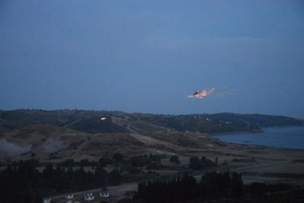 Amfibi deniz piyade birlikleri, denizden karaya ��kart�ld�. Taarruz helikopterlerinin at��lar�n�n ard�ndan da, birinci hava h�cum harekat� sonland�r�ld�.