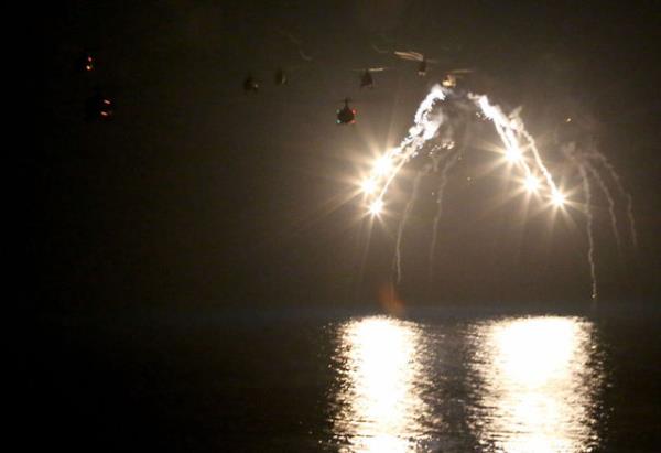 Ob�s ve havan toplar�yla, ayd�nlatma at��lar� yap�ld��� s�ras�nda, iki ��karma gemisine de tank ve z�rhl� personel ta��y�c�lar�n y�klemesi yap�ld�.