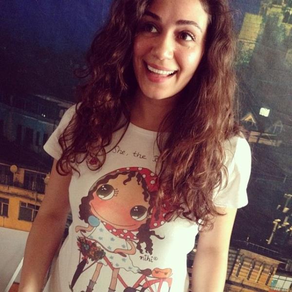 DO�A RUTKAY Kendisiyle bir giyinir.