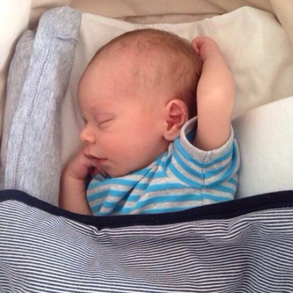 EMRE KARAYEL Can�m yegenim Cem hayat�m�za ho� geldin.. Sagl�k mutluluk dolu bir �mr�n olur insallah.. Allah seni nazarlardan korusun