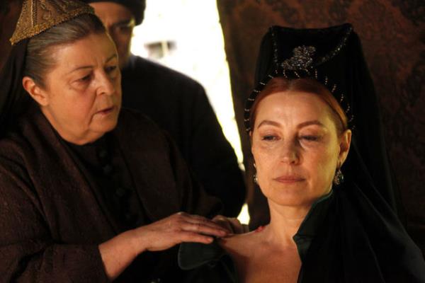 ?Ben Hrrem; lm benim adm sylyor. Dnp bakyorum arkama... Bir tek ak; btn hayata mana bulan...? szleri dikkat ekti.