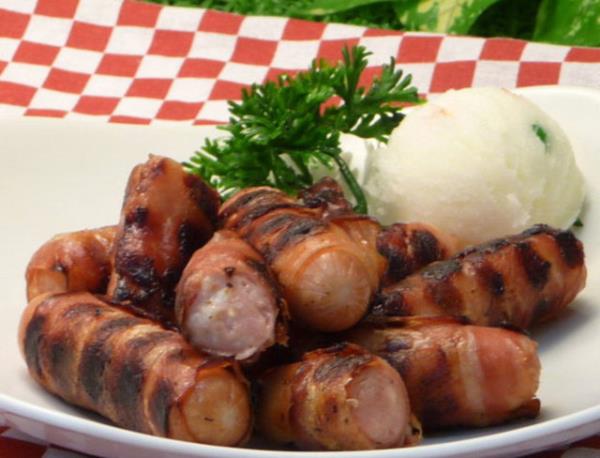 <p><b>BU GIDALAR KANSER YAPIYOR</b></p>  Sodyum ve potasyum nitrit gibi gda katk maddelerinin kullanld ilenmi et rnlerinden gnde 50 gram tketildiinde, barsak kanseri riskinin yzde 21 artt belirtildi.