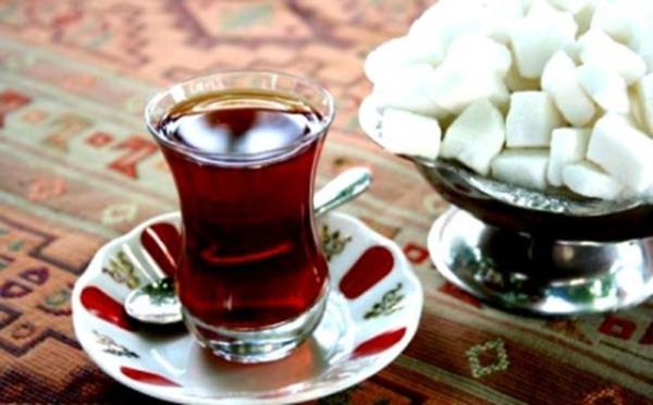 "zellikle Erzurumlular ?ktlama' denilen yntemle azda ekeri tutarak ay scak ar scak tketirler."