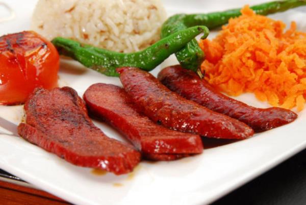 Ebeveynler rn seerken rnlerin etiketine bakp, 'bu uygun deil, dieri daha uygun' derse, ocuklar da anne ve babalarnn kendilerine yapt kstlamalar grp, bu konudaki hassasiyetlerine daha ok uyacaktr.