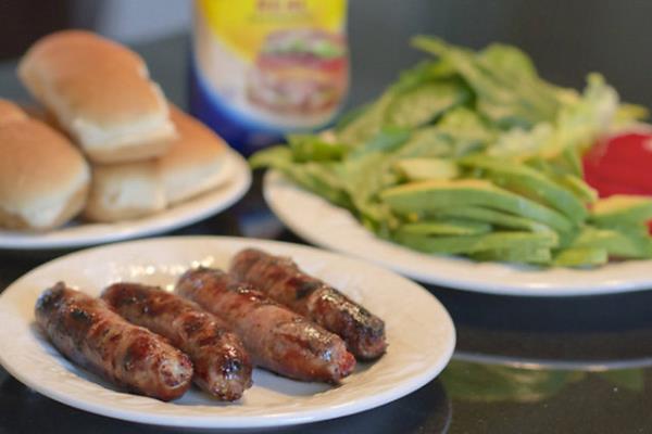 Yaplan aratrmalara gre sosis, salam, sucuk ve pastrma gibi ilenmi et rnlerinden gnde 50 gram tketmek, barsak kanserine yakalanma riskini yzde 21 artrmaktadr.