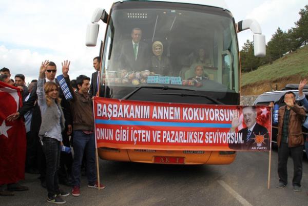 Erdoan, pankartla otobsn nne gelen grupla fotoraf ektirdikten sonra buradan ayrld.