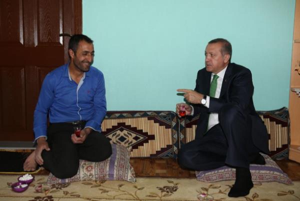 Erdoan, burada 2 vatandan daveti zerine evlerine konuk oldu.