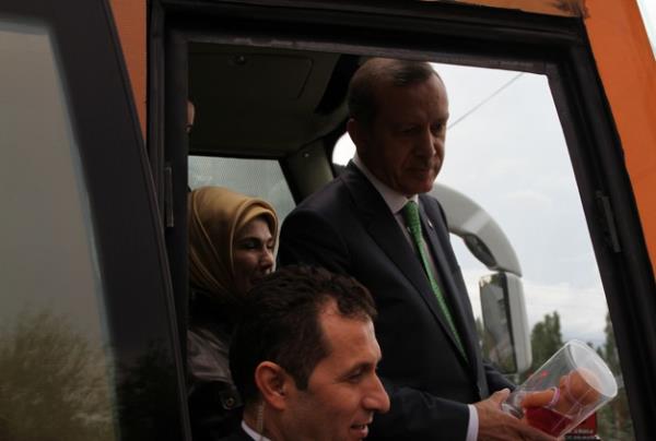 Babakan Recep Tayyip Erdoan, partisinin, Ar Adliye Saray Drtyol Kava'nda dzenledii mitingin ardndan havalimanna hareket etti.