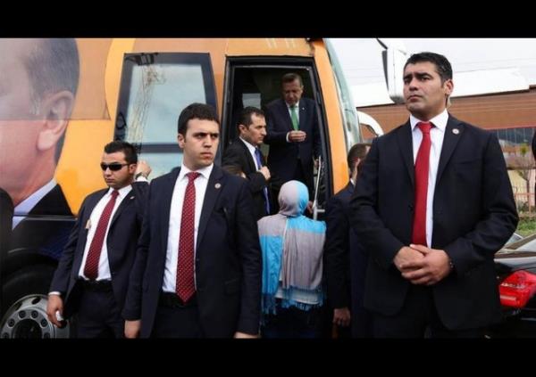 Ar'nn Yznc Yl Mahallesi'ndeyiz. Kentin yeni kurulan ama bir yandan da en yoksul mahallelerinden biri. Havaalan yolu zerindeki mahallede bir ilk yaand.