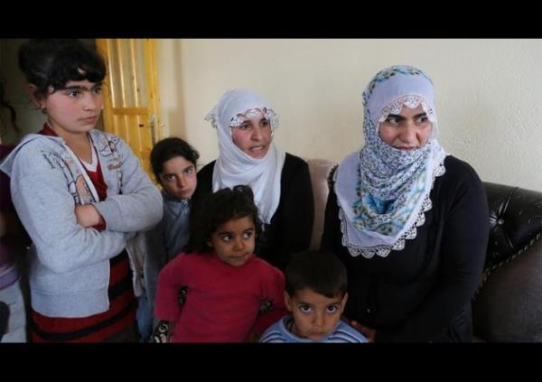 <p><b>'Kyamadk, hibir ey istemedik'</b></p>  Babakan'n ayn mahallede ziyaret ettii bir dier evde ise inaat iilii yapan Nusret Bengi ve ei Medine Bengi ile  ocuklar oturuyor. Babakan' eve davet eden Medine Bengi olmu. Bengi ?Evde hamur youruyordum, Babakan?n otobs geecek dediler. Elimdeki hamurla kapya ktm. Otobs durunca eve davet ettim. O da geldi?dedi.