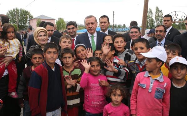 Evden karken burada kendisini bekleyenlere seslenen Erdoan, "Hepinizin evini dolamak isterdim fakat nasip byle oldu. nallah bir daha ki gelite de dier evlerden birine urarz. Gelir bir aynz ieriz" diye konutu.