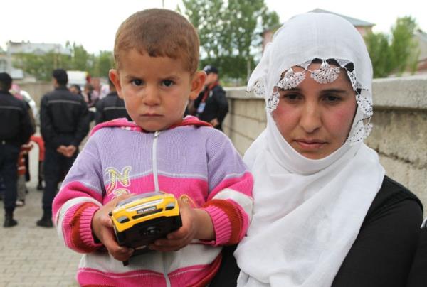 Kpkran Kprs mevkisinde kendisini karlayan ocuklara oyuncak ve satran takm datan Erdoan, talep zerine kadnlara da oyuncak verdi.