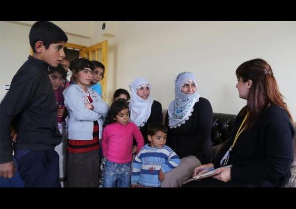 Miting iin Ar'ya gelen Babakan Erdoan, otobsle geerken kendisini srarla evlerine davet eden kadnlar geri evirmedi.