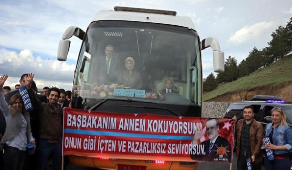 Daha sonra havalimanna hareket eden Erdoan, yol gzergahnda "Babakanm annem kokuyorsun. Onun gibi iten ve pazarlksz seviyorsun" pankartn aan grubu grmesi zerine otobs durdurdu.