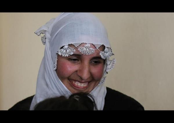 Parti otobs durunca Babakan Erdoan' ay imeye evine davet edenlerden biri Nurcan Yr, 32 yanda, 7 ocuk annesi. Nurcan Yr'n eltisi Cemile Yr de ayn yata, onun ise 4 ocuu var. Ayn evde yayorlar.