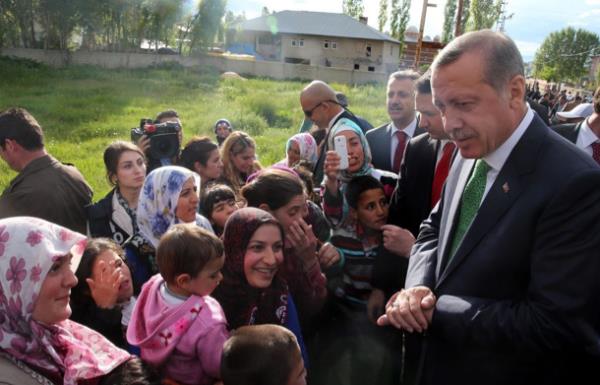 Babakan Erdoan, 100. Yl Mahallesi'nde de yolda kendisini karlayanlar selamlad.