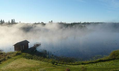 <p><b>Gney sve</b></p>    skandinav tarznda bir tatil arayanlar iin Gney sve'in ormanlarnda yer alan kulbelerde kalmak doru bir seim. Bu kulbelere ulam, nehirlerden ve gllerden geerek yol alan kanolarla salanyor.