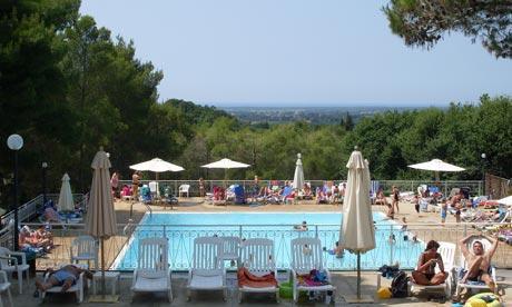 <p><b>Toskana, Italya</b></p>    Camping le Pianacce am aalar ve zeytinliklerle evrili, Toskana sahiline 6 kilometre uzaklkta sakin bir kamp alan. Sahile gidi iin bir otobs srekli alrken bisiklet kiralayarak da ulam salanabiliyor.