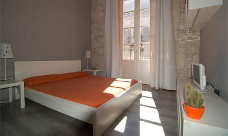 <p><b>Sirakza, Sicilya</b></p>    Sirakza muhteem antik yunan kalntlar, Barok tarz mimarisi ve kalabalk renci nfusuyla Sicilya?nn en cazip blgelerinden biri. ehrin en ekici yeri ise Ortigia, dar sokaklar ve anakaraya balanan kprlerle bezeli kk bir ada.