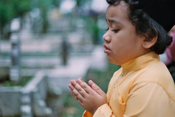 <p><b>Peygamber yle buyurmulardr:</b></p>    "Kyamet gnnde her merhalede bana en yakn olannz, dnyada bana en ok salat ve selam getireninizdir Kim, cuma gn ve cuma gecesi bana salat  selam getirirse, Cenab- Hak onun yetmii ahiret ve otuzu dnya ihtiyalarndan olmak zere yz hacetini giderir.     <p>Sonra Allah bir melei vazifelendirir Size nasl hediyeler gelirse o da kabrime girer, bana salat edeni ad, nesebi ve kabilesine kadar haber verir Ben de onu beyaz bir deftere yazarm"</p>