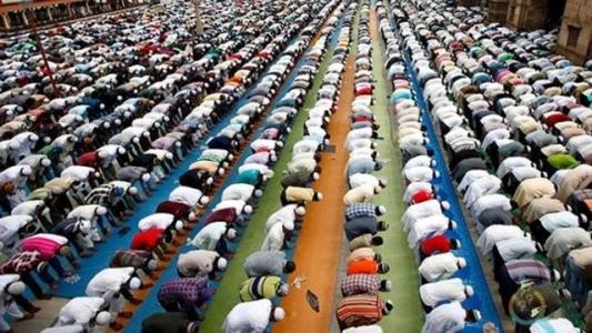 -Cuma namazn klmayan kimsenin kalbi mhrlenir [iyilik yapamaz olur], gafil olur.[Mslim]