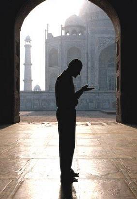 Cuma gn, btn mslmanlarn, namaz iin ve Allah' zikretmek iin toplandklar (mehd olduklar) bir gndr u iki hadis de, cuma gnne "mehd" dendiine delalet etmektedir:     <p>"Cuma gn bana oka salat  selam getirin nk bu gn, meleklerin kendisini mahede ettii, hazr bulunduu mehd bir gndr"</p>