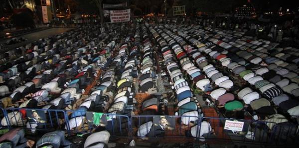 -Byk gnah ilenmedii mddete, be vakit namaz ile Cuma namaz, teki Cumaya kadar aralarda ilenen gnahlara kefarettir. [Mslim]