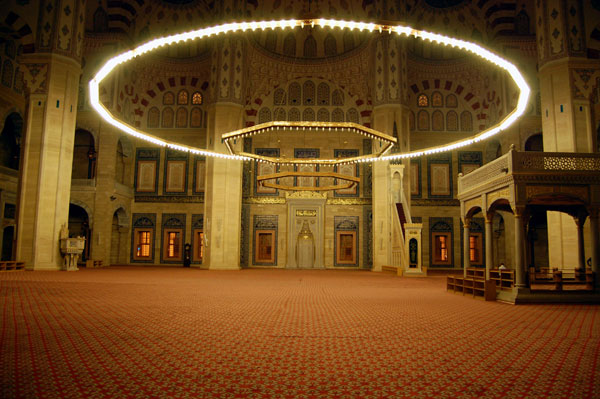 <p><b>Enes bni Malik'dan rivayet edildiine gre, Hz. Muhammed yle buyurmutur:</b></p>    ?Her kim Cuma gn ve gecesi, bana yz kere salat okursa, Allahu Teala onun ahiret isteklerinden yetmi, dnya hacetlerinden de, otuz olmak zere yz arzusunu yerine getirir ve size hediyeler geldii gibi, o salatlar da bana arz edecek bir melei Allahu Teala bu hususta grevlendirir. phesiz benim lmmden sonraki bilmem, saken bilmem gibidir.?